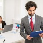 Persona revisando un documento oficial sobre normativa de seguridad alimentaria en un entorno profesional.