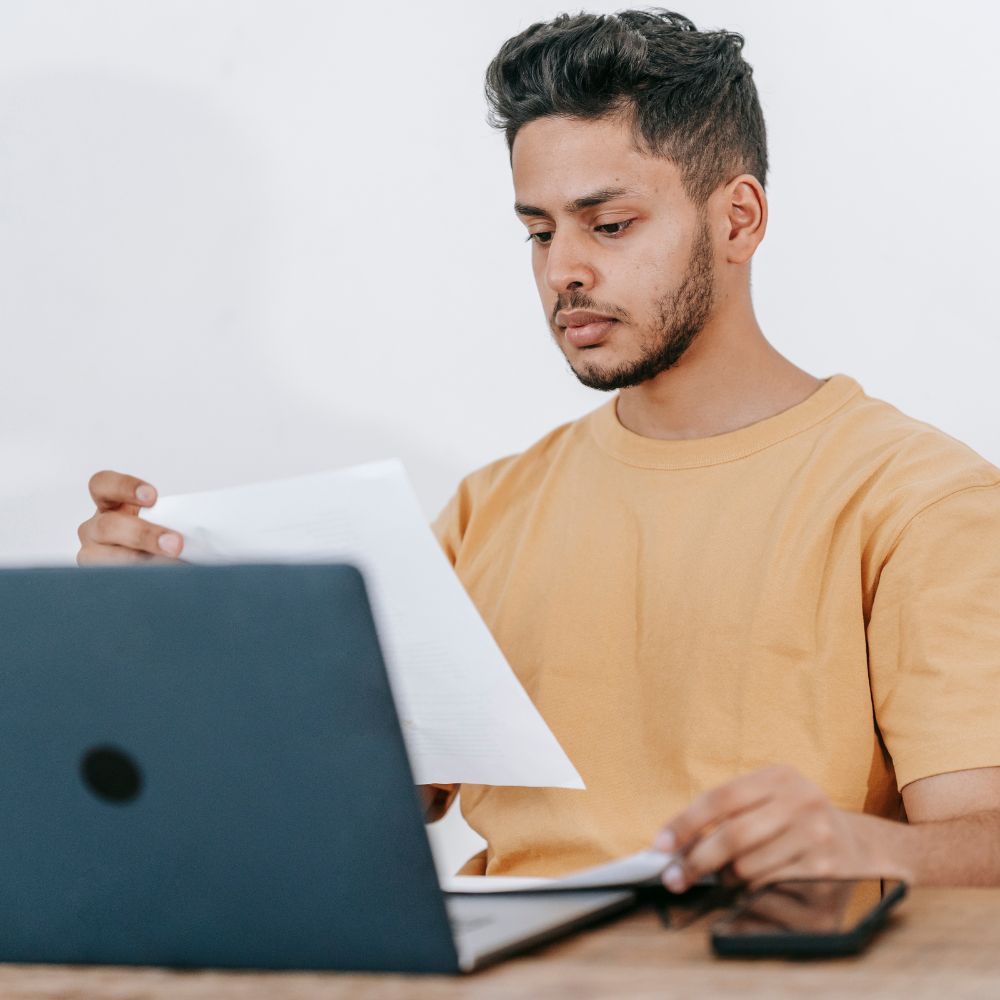 Persona descargando un certificado digital de manipulador de alimentos en un ordenador portátil, destacando la modalidad online y la certificación inmediata del curso.