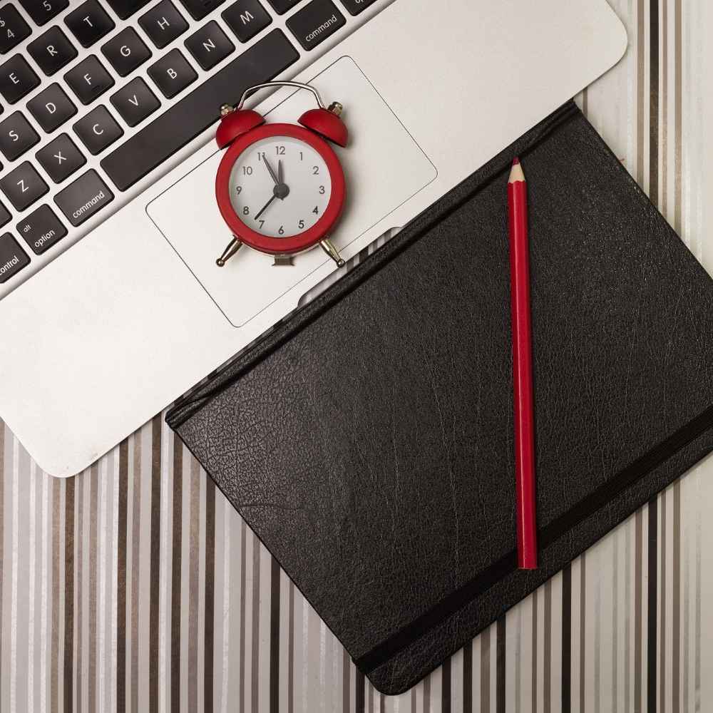 Reloj  y portátil con una plataforma de formación online, representando las 380 horas del Certificado de Profesionalidad SSCE0110.