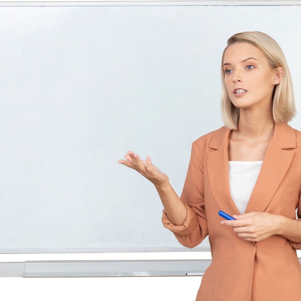 Formador enseñando a un grupo de adultos en un aula moderna, representando las oportunidades del Certificado de Profesionalidad en Docencia de la Formación Profesional para el Empleo.