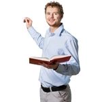 Docente guiando a un grupo de alumnos en un aula moderna, ejemplificando la impartición y tutoría aprendidas en el curso SSCE0110