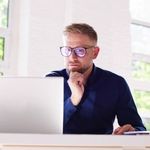 Persona diseñando un programa de formación en un ordenador