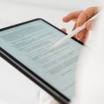 Docente empleando tecnología y plataformas digitales para impartir formación online, como parte de las competencias del curso SSCE0110.